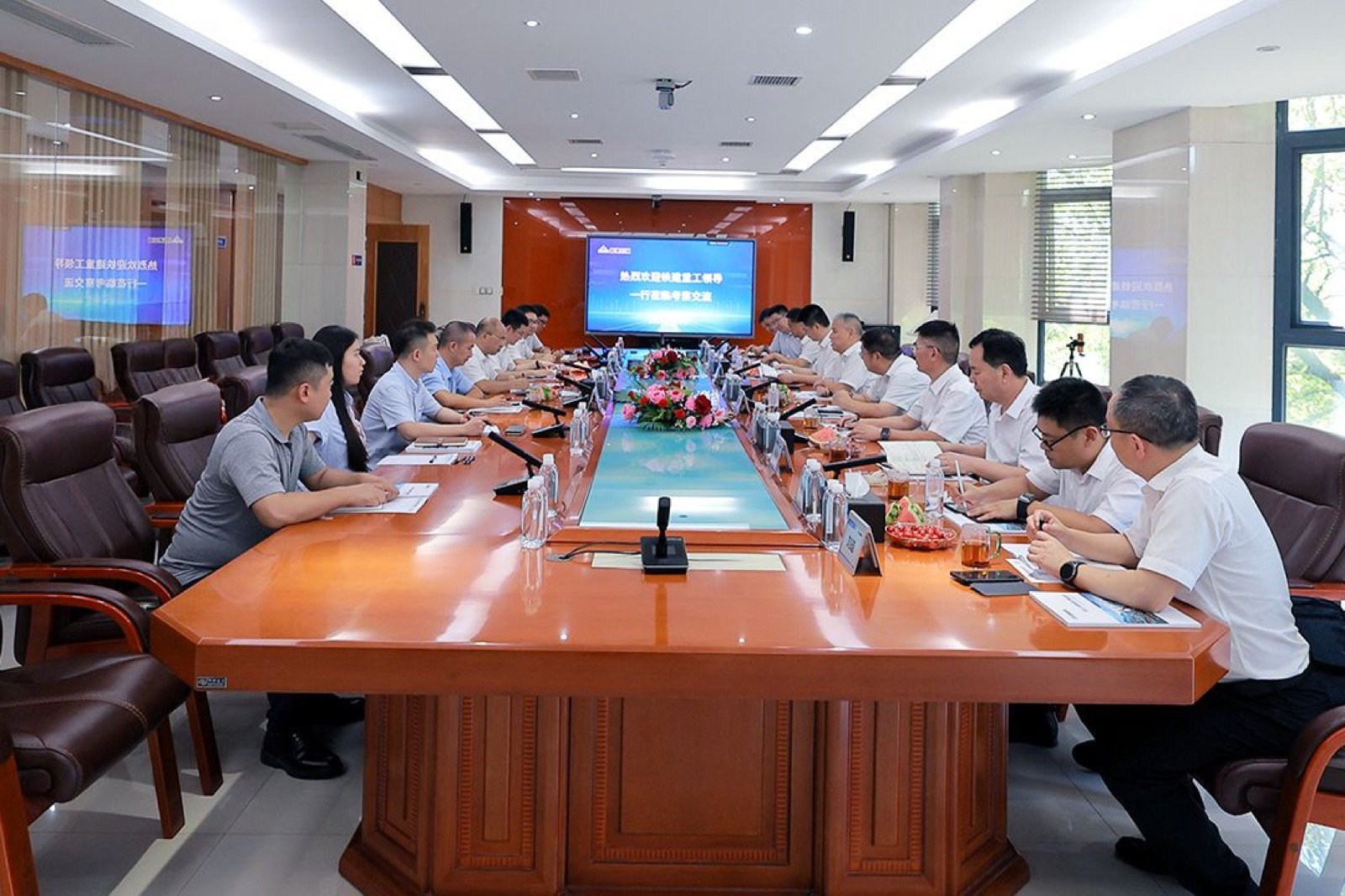 1 CRCHI led a delegation to Siton Machinery for an in depth exchange