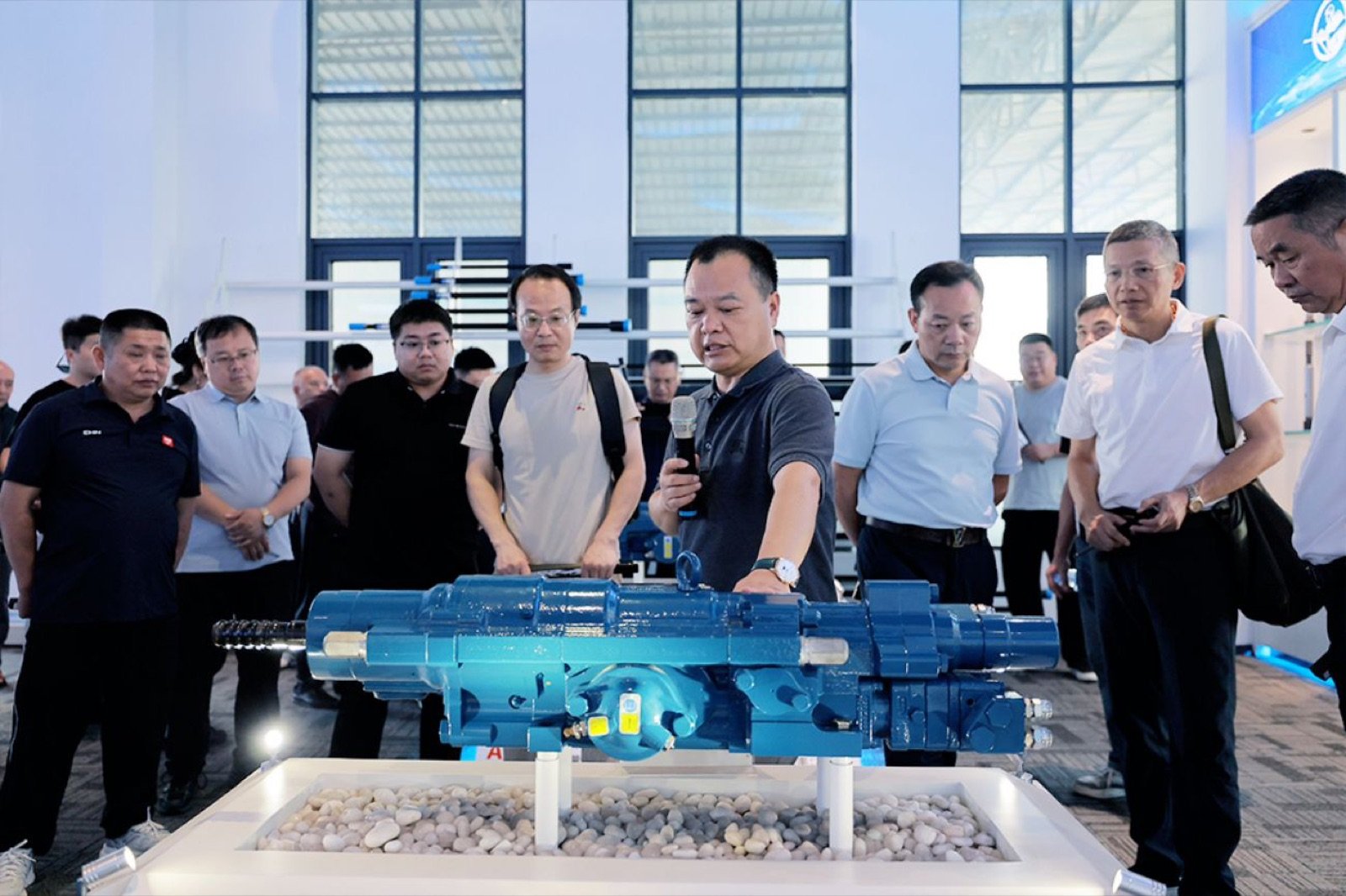 Bapak Li Peng, Wakil Ketua Siton Machinery, mendampingi delegasi selama kunjungan tersebut