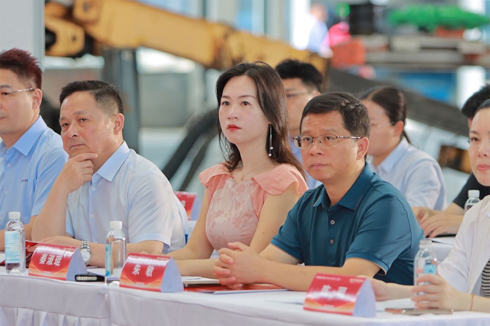 Para pemimpin dari pemerintah, akademisi, dan industri menghadiri upacara tersebut untuk menyaksikan momen penting dalam integrasi industri dan pendidikan ini