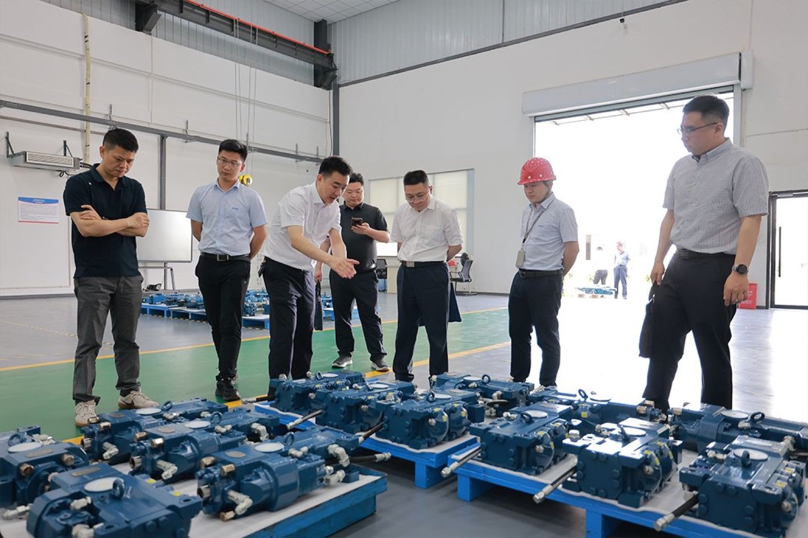 Bapak Xue Jianguang dan delegasinya mengunjungi basis produksi bor batu Woserld dan Pabrik Pintar Siton