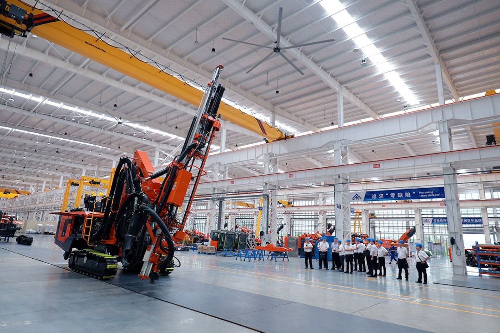 3 The CRCHI delegation conducted an on site inspection of key equipment production lines