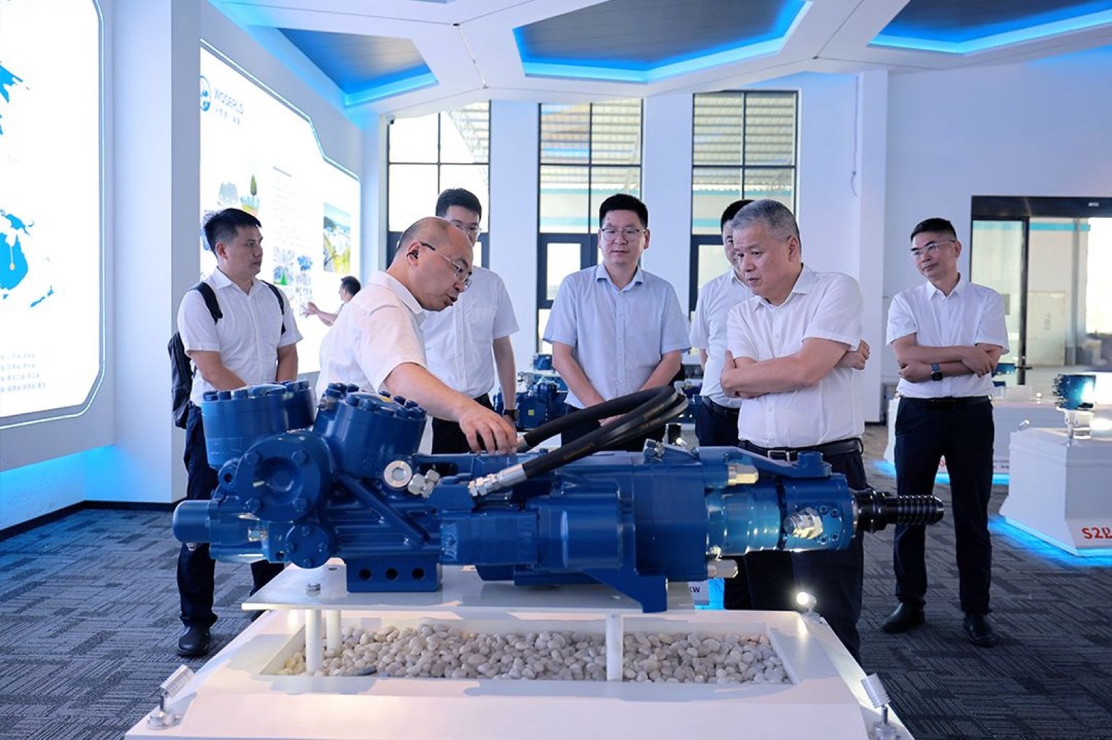 4 The CRCHI delegation visited the Woserld rock drill manufacturing base