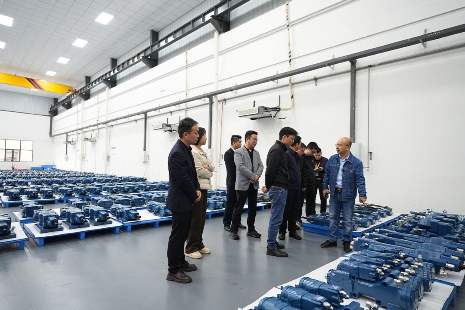 Delegasi kemudian melakukan tur ke basis produksi bor batu Woserld