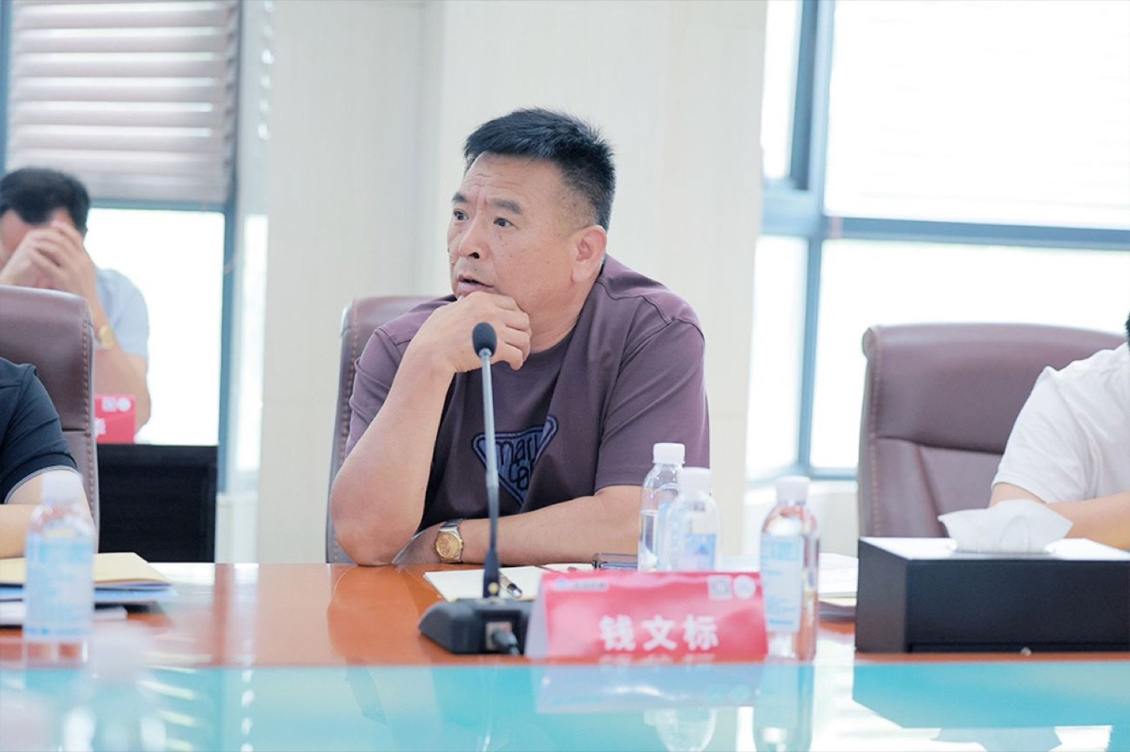 Bapak Qian Wenbiao berfokus pada tantangan praktis seperti pengembalian investasi (ROI)
