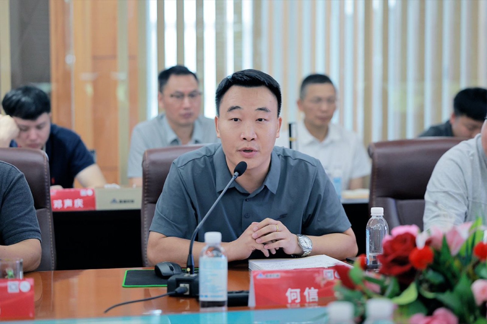 Tim teknis Bapak Yangxin Siton Machinery menjawab setiap pertanyaan di lokasi